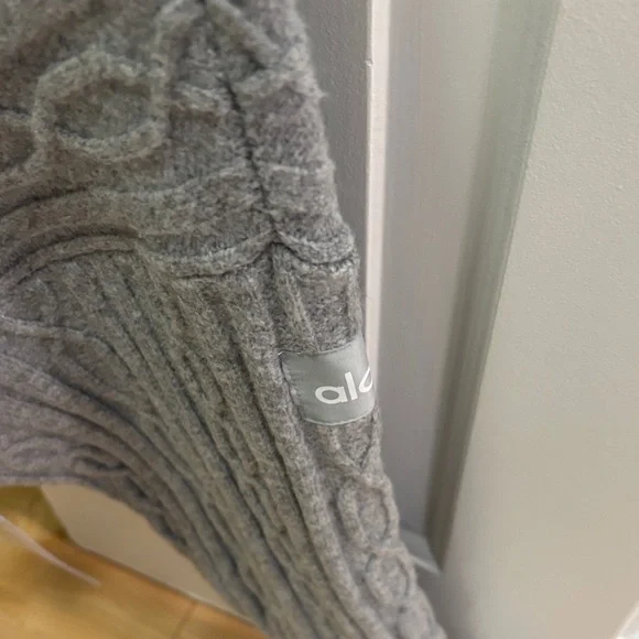 ALO Yoga Heather Gray Cable Knit Women's Sweater - Picture 3 of 4